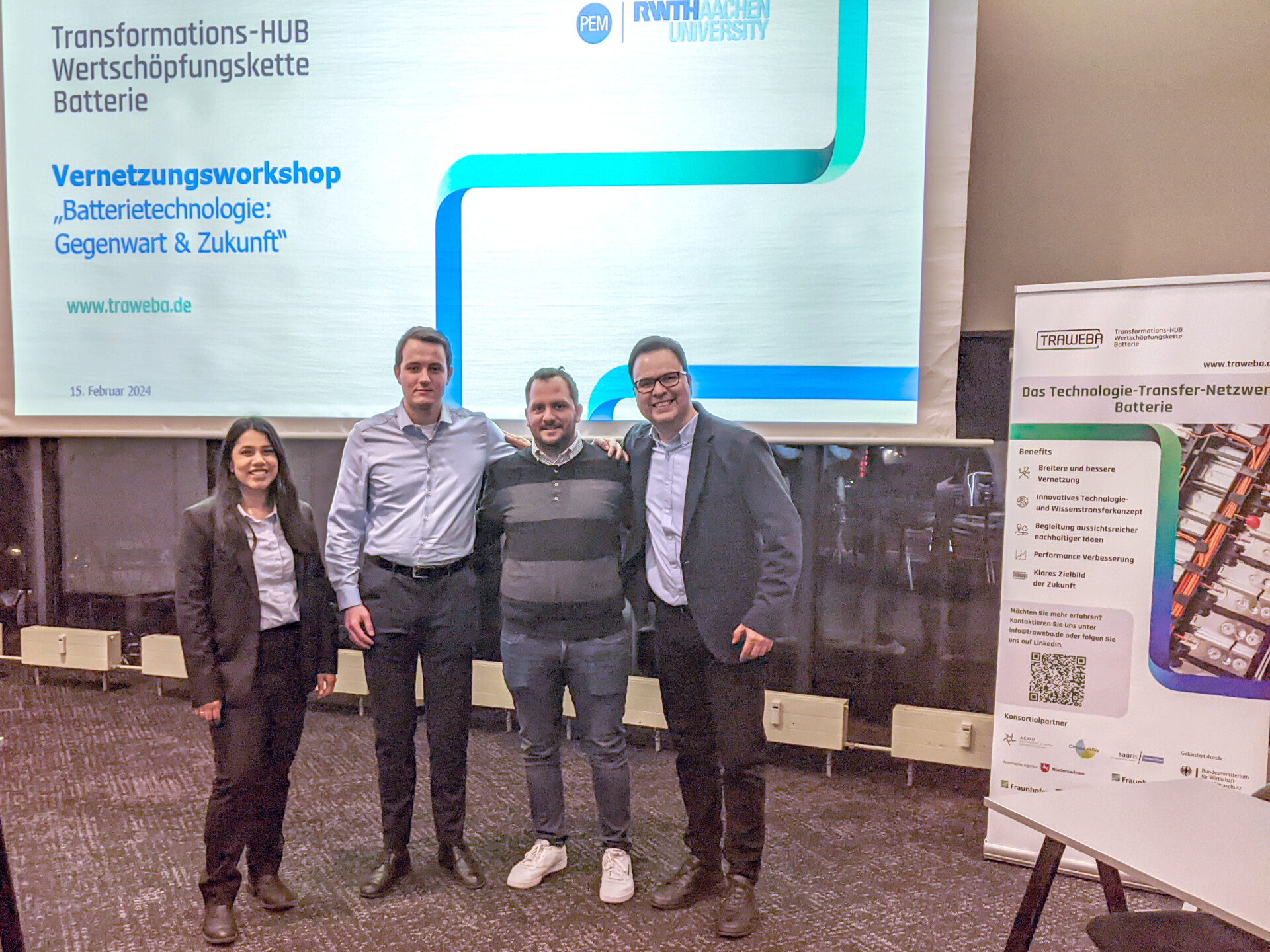 Auf dem TraWeBa Vernetzungsworkshop "Batterietechnologie: Gegenwart & Zukunft" mit Sumukha Todea von Circular Valley, Jan Felix Plumeyer PEM RTWH Aachen, Maximilian Stephan vom Fraunhofer ISI, Dr. José Diez-Rodríguez vom Circular Valley diskutieren zur Zukunft der Elektromobilität hinsichtlich der Festkörperbatterien