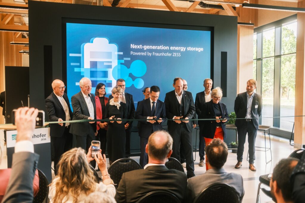 Feierliche Eröffnung des Fraunhofer ZESS in Braunschweig: Gäste durchschneiden ein Band vor einer Leinwand mit der Aufschrift Next-generation energy storage
